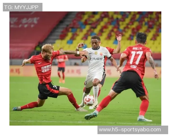 上海海港全力备战新赛季加布里埃尔回归训练场积极恢复状态